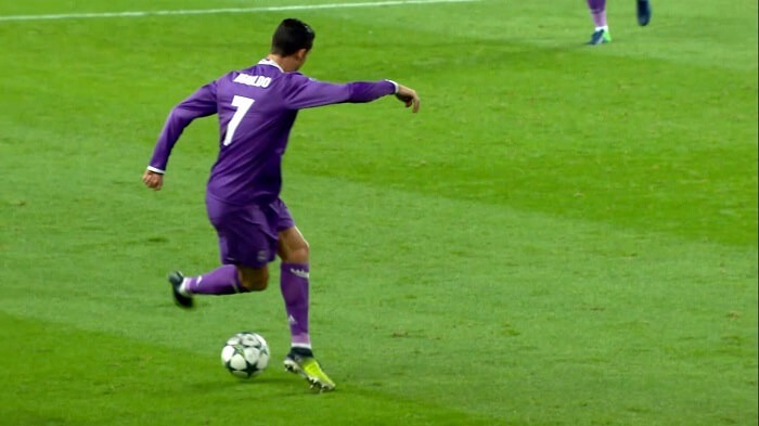 Cách sút Rabona giống như CR7